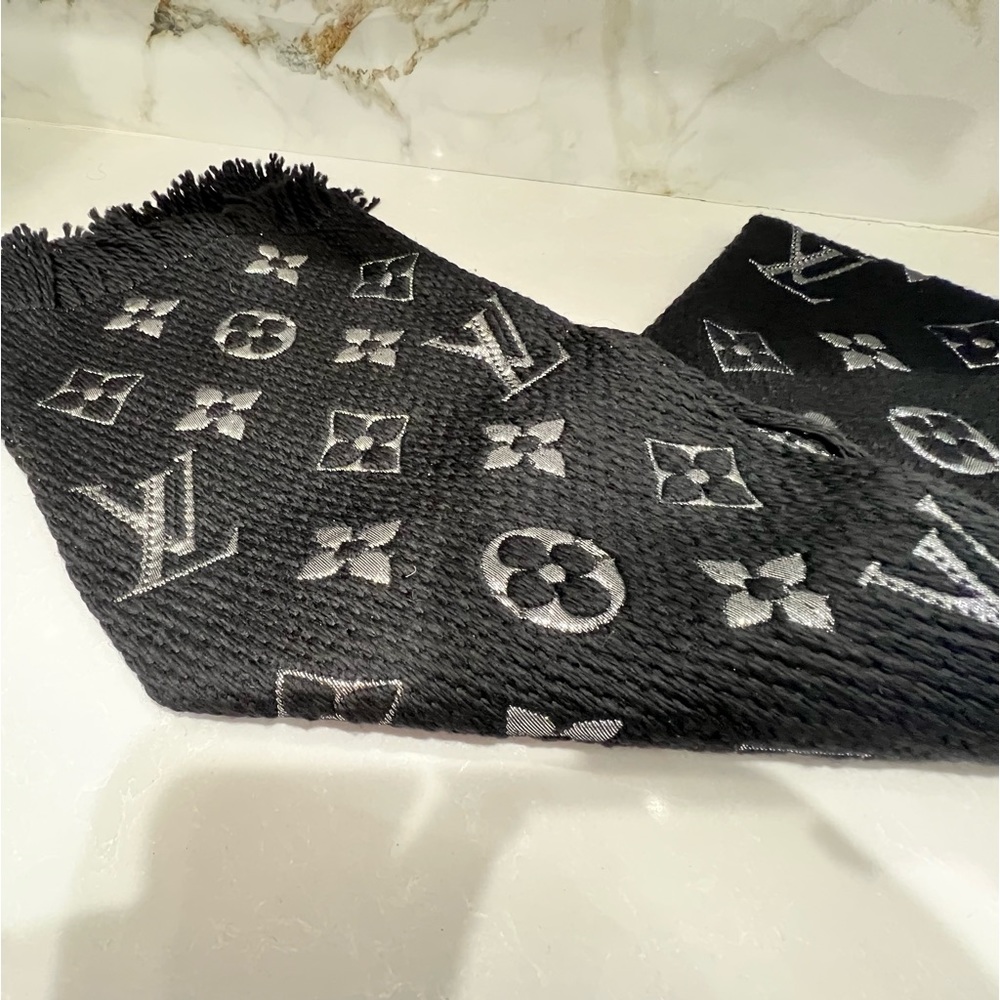LOUIS VUITTON Winter Scarf Logo Mania Monogram Wool Silk Black & Silver - Picture 3 of 7